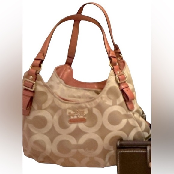 SOLD DO NOT BUY. Coach Bag. WALLET OS SOLD. Bag available on another listing - Picture 4 of 16